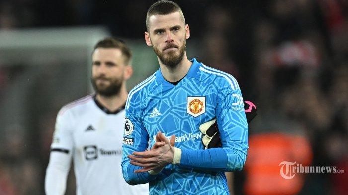 Kiper Spanyol Manchester United David de Gea bereaksi atas kekalahan mereka di lapangan setelah pertandingan sepak bola Liga Utama Inggris antara Liverpool dan Manchester United di Anfield di Liverpool, barat laut Inggris pada 5 Maret 2023. - Liverpool memenangkan pertandingan 7-0. (Photo by Paul ELLIS / AFP)