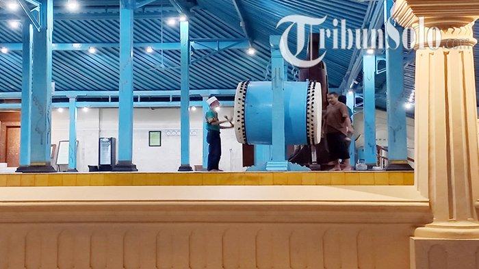 Seorang tengah menabuh beduk saat takbiran Hari Raya Idul Adha di Masjid Agung Solo, Sabtu (9/7/2022). Besok pagi di masjid tersebut akan digunakan salat ied.