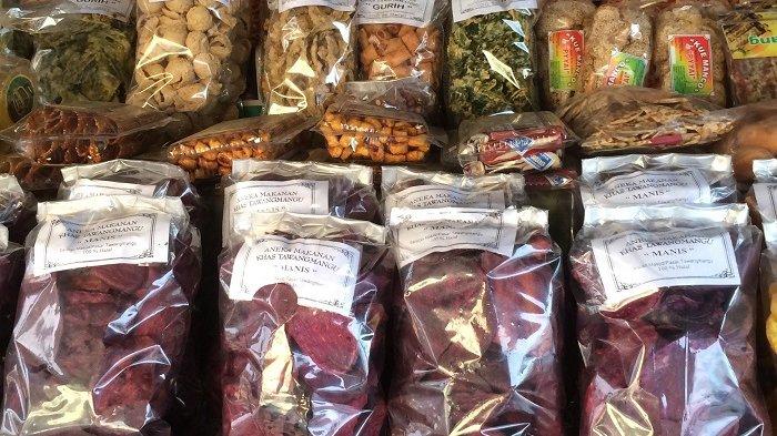 Grubi atau walangan (ungu) yang dijual oleh pedagang Slamet di warungnya, Jl Solo-Tawangmangu, Kecamatan Tawangmangu, Karanganyar, Jawa Tengah, Sabtu (29/12/2018).
