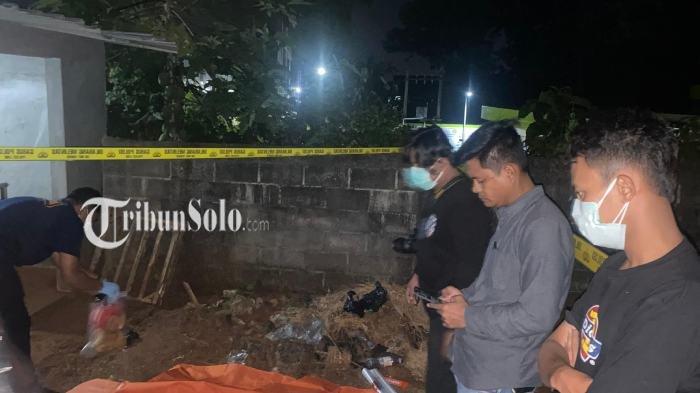 EVAKUASI. Polisi melakukan olah TKP di lokasi penemuan jasad bayi dalam kardus di makam Dusun Brubuh Desa Ngadirojo Lor Kecamatan Ngadirojo Kamis (10/7/2025).