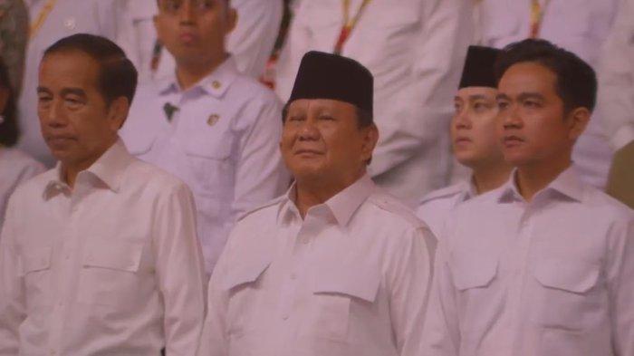 Presiden ke-7 RI Joko Widodo (Jokowi) dan Wakil Presiden RI Gibran Rakabuming Raka menghadiri puncak acara Hari Ulang Tahun (HUT) ke17 Partai Gerindra di Sentul, Bogor, Jawa Barat, Sabtu (15/2/2025). Dalam momen itu, Prabowo memberikan keris untuk Jokowi dan memuji Megawati.(Tangkapan layar)