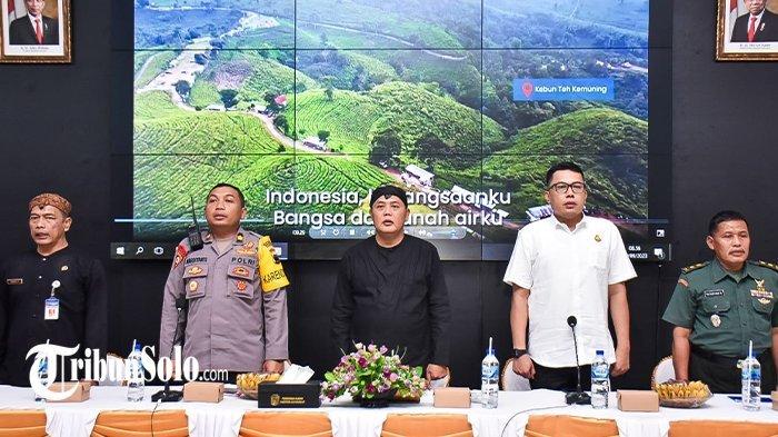 Bupati Karanganyar Juliyatmono menjadi narasumber sosialisasi pemberdayaan organisasi kemasyarakatan Kabupaten Karanganyar Tahun 2023 dalam rangka menciptakan Pemilu Damai Tahun 2024 yang berlangsung di Ruang Anthurium Rumah Dinas Bupati, Kamis (14/9/2023) siang.