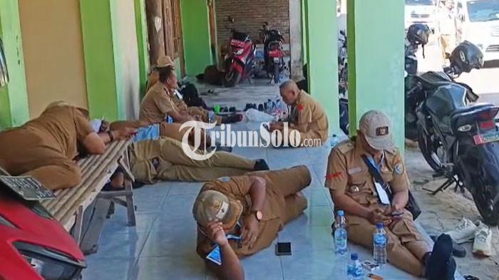 Sejumlah Kades tidur di tempat seadanya, menunggu kedatangan Presiden Prabowo meresmikan Koperasi Merah Putih di Desa Bentangan, Klaten, Jawa Tengah, Senin (21/7/2025). Acara ini mewajibkan seluruh Kades dan Lurah di Jawa Tengah untuk datang. Ratusan Kades harus berangkat malam dan tidur di sekitar lokasi acara, karena takut terlambat.