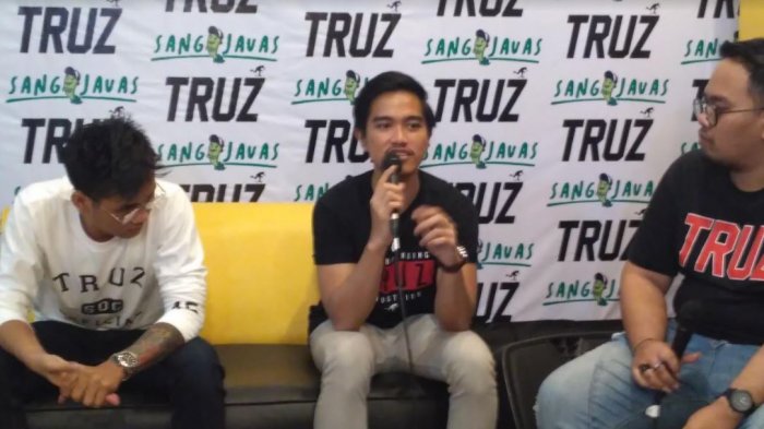 Kaesang Pangarep (tengah) saat jumpa pers peresmian toko TRUZ x Sang Javas di Manahan, Banjarsari, Solo, Minggu (25/2/2018) malam.