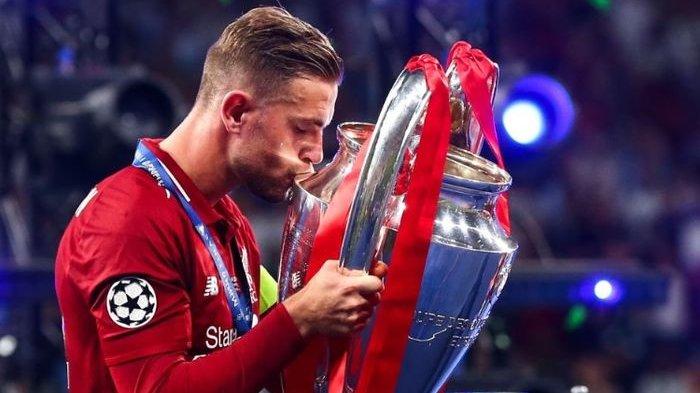 Kapten Liverpool, Jordan Henderson, mencium trofi Liga Champions usai Liverpool mengalahkan Tottenham Hotspur pada final Liga Champions di Stadion Metropolitano, Sabtu (1/6/2019)