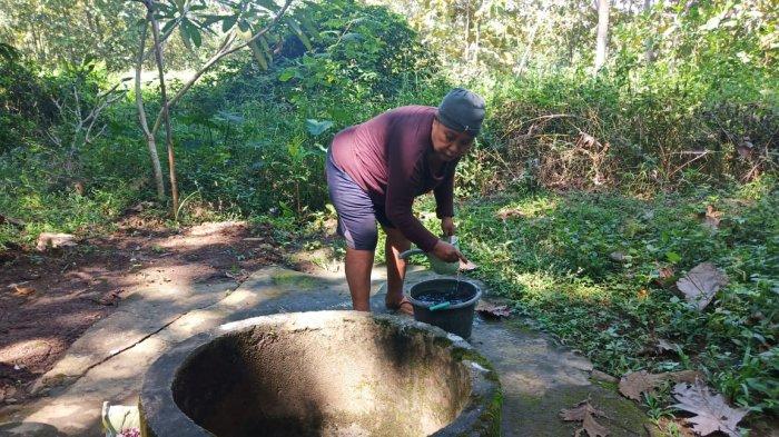 Karni saat berada di sumur peninggalan Sunan Giri di lingkungan Salak RT 02 RW 02, Kelurahan Giripurwo, Kecamatan/Kabupaten Wonogiri, Sabtu (13/6/2020).