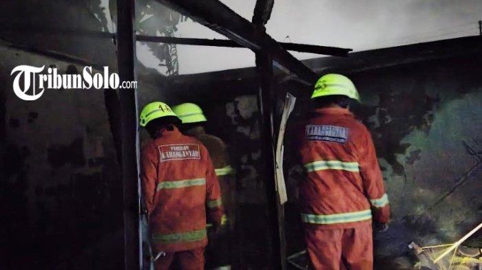 KEBAKARAN RUMAH PENJAGA SEKOLAH- Penampakan satu bangunan di Kompleks SDN 6 Ngringo, Desa Ngringo, Kecamatan Jaten, Kabupaten Karanganyar pasca kebakaran, Jum'at (16/5/2025) malam. Kejadian tersebut awalnya ketika dirinya hendak menghidupkan begenser listrik yang mati saat tiba di lokasi kejadian.