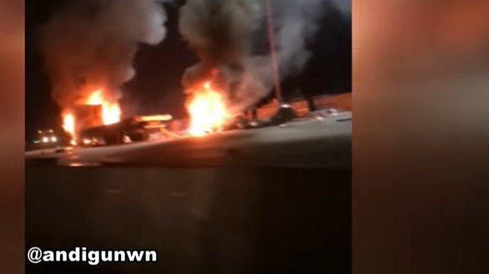 MERAH MEMBARA. Tangkapan layar kompas tv menunjukkan sebuah truk air menabrak enam mobil yang sedang mengantre di loket pembayaran gerbang tol Ciawi pada Selasa (4/2/2025) malam. Ada 8 orang korban meninggal dan 11 terluka karena kejadian ini.