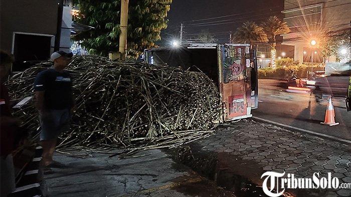 TRUK TERGULING. Penampakan truk pengangkut tebu terguling di jalan Adi Sucipto tepatnya di depan kafe Solo Kopi, Kecamatan Colomadu, Kabupaten Karanganyar, Minggu (1/6/2025). Kukuh Indriawan pengemudi truk pengangkut tebu itu mengatakan kejadian tersebut terjadi disebabkan ada sepeda motor yang nyelonong di jalan Adi Sucipto.
