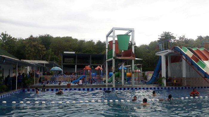 Kolam renang Waterboom Kaliboto, di Kecamatan Mojogedang, Karanganyar, Jawa Tengah, difoto Selasa (1/1/2019).