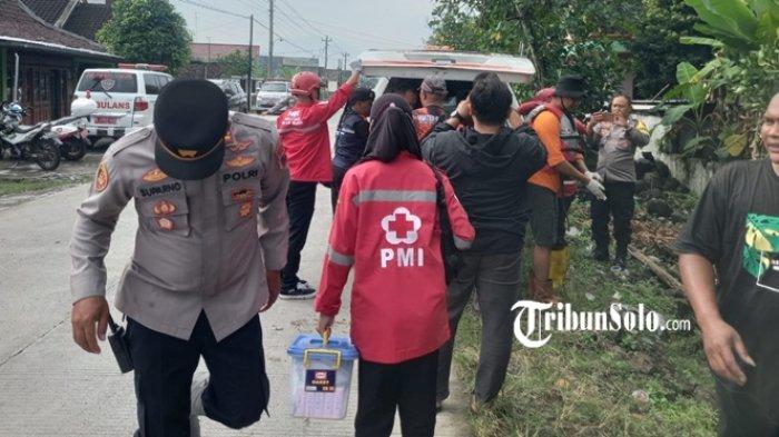 EVAKUASI MAYAT MISTERIUS - Evakuasi jenazah seorang pria yang ditemukan di Sungai Bengawan Solo di Desa Karanganyar, Kecamatan Plupuh, Kabupaten Sragen, Sabtu (19/4/2025). Kondisi mayat tanpa identitas yang ditemukan di Sragen tidak ada tanda-tanda kekerasan. (Dok. PMI Kabupaten Sragen)