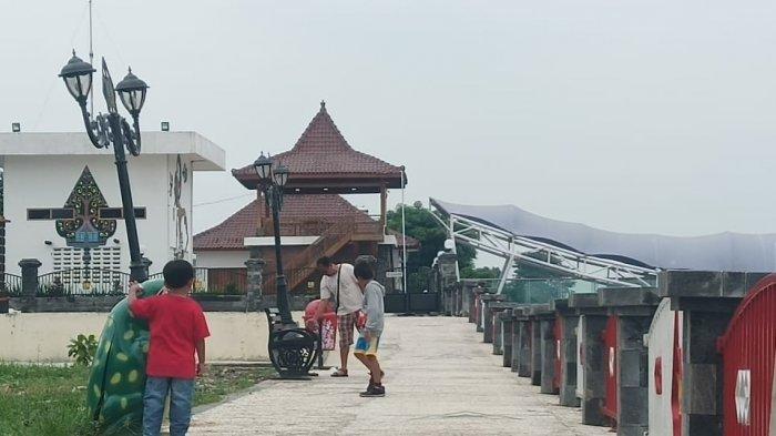 Kondisi Taman Bendung Karet Tirtonadi miring, Jumat (28/2/2020).