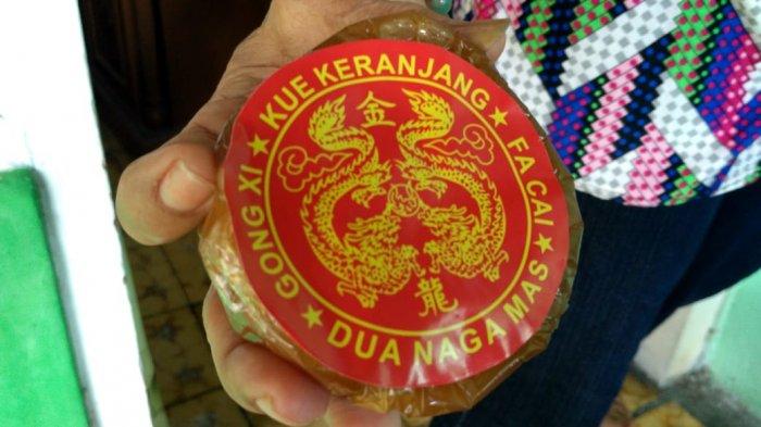 Susana menunjukkan kue keranjang Dua Naga Mas buatannya, Selasa (29/1/2019).