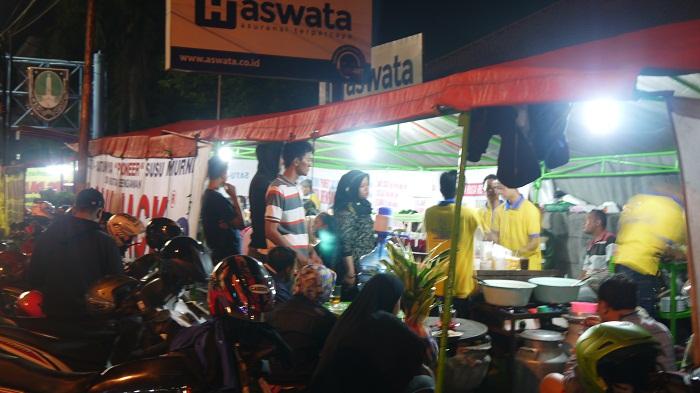 Warung susu Shi Jack yang ramai pembeli.
