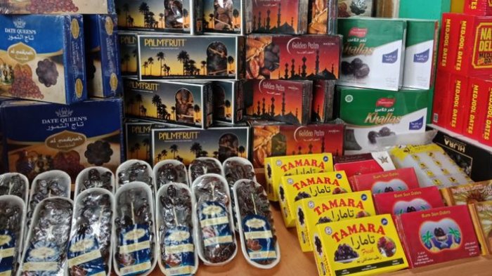 Kurma yang dijual dengan box aneka merek, di Pasar Tanah Abang Blok C, Rabu (23/5/2018).