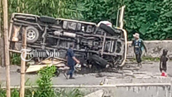 TERGULING - Laka tunggal di Jembatan Banaran, Desa Gondosuli, Kecamatan Tawangmangu, Kabupaten Karanganyar, Sabtu (17/5/2025). Ada 5 orang meninggal dunia dari kejadian ini.