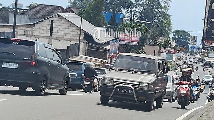RAMAI LANCAR. Kondisi lalu lintas di Kecamatan Tawangmangu pada Minggu (6/4/2025). Kendaraan yang melintas di jalur wisata ini terpantau ramai lancar.