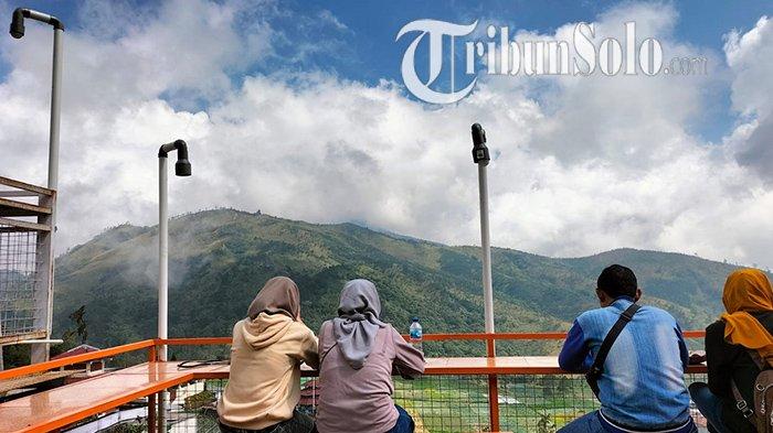 Warung di pinggir jalan dengan konsep 2 lantai, di daerah Cemara Kandang, Kecamatan Tawangmangu, Kabupaten Karanganyar yang lebih diminati pengunjung selama pemberlakuan PPKM, Sabtu (28/8/2021).