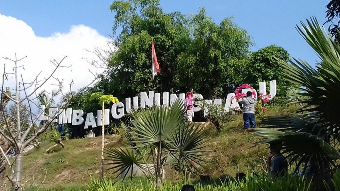 Pengunjung sedang berfoto di objek wisata Lembah Gunung Madu Jalan Raya Simo - Klego KM 5, Gunung Madu, Simo, Boyolali, Minggu (2/7/2017).