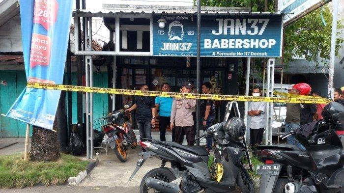 Garis polisi terpasang di lokasi penemuan mayat laki laki di dalam bangunan pangkas rambut JAN 37 Babershop yang berada di Jalan Pemuda No 117 Kelurahan Bintoro, Kecamatan Demak, Kabupaten Demak.