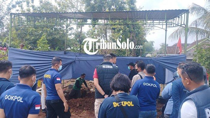 Pembongkaran makam anak di Dukuh Sajen, Desa Guli, Kecamatan Nogosari, Boyolali pada Sabtu (27/1/2023).