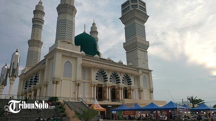Suasana Gebyar Syawal di halaman Masjid Agung Madaniyah Karanganyar, Jumat (12/4/2024) sore.