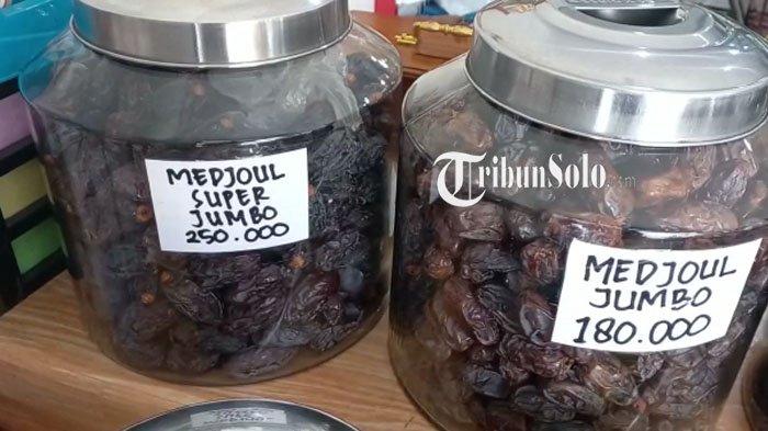 KULINER KURMA - Kurma Medjoul Super Jumbo, kurma termahal yang dijual di Solo, Minggu (3/4/2022).