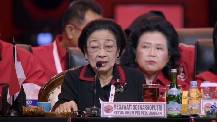 Ketua Umum PDI Perjuangan, Megawati Soekarnoputri, menyinggung soal kabar bakal calon presiden (Bacapres) Ganjar Pranowo bersatu dengan Prabowo Subianto saat penutupan Rakernas IV PDIP di JI-Expo Kemayoran, Jakarta, (Minggu (1/10/2023).