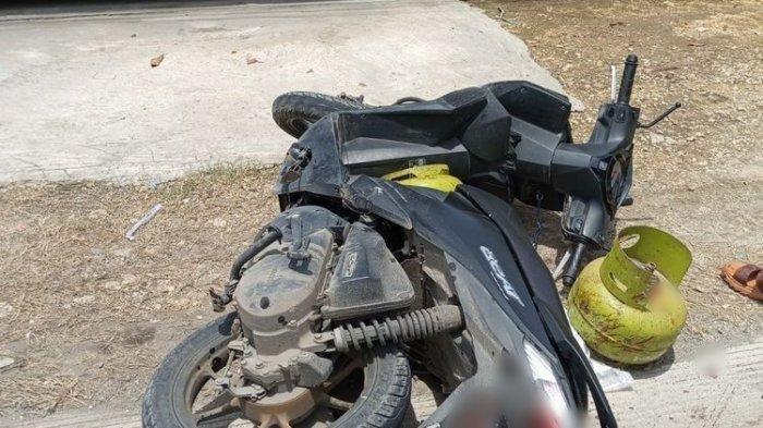 EMAK-EMAK TERLINDAS TRUK - Sepeda motor yang dikendarai Tri Lestari (48) dan tabung gas melon, Selasa (4/2/2025).