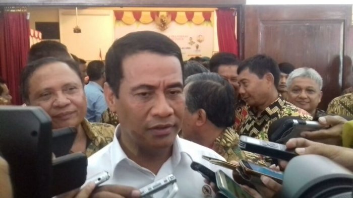 Menteri Pertanian, Andi Amran Sulaiman ditemui setelah menjadi keynote speaker di Seminar Nasional Fakultas Pertanian UNS, Kamis (30/3/2017) siang.
