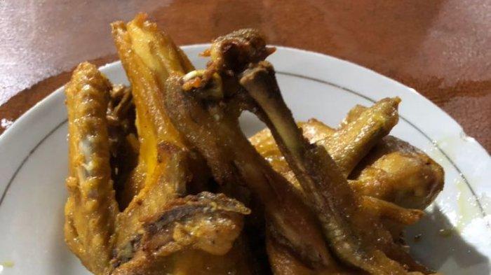 Menu favorit Presiden Joko Widodo di RM Ayam Goreng Mbah Karto, ayam goreng dengan sambel blondho (sambel yang hitam).