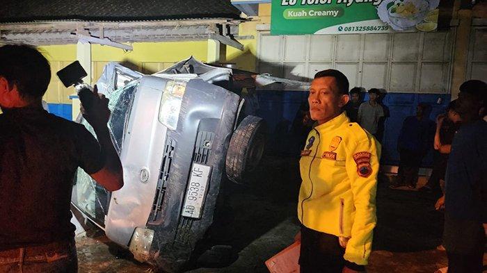 TERPEROSOK KE KALI - Sebuah mobil Daihatsu Grand Max mengalami kecelakaan tunggal di Jalan Tasikmadu-Kebakkramat, Desa Kaling, Kecamatan Tasikmadu, Kabupaten Karanganyar, Jum'at (11/4/2025) dini hari. Mobil itu mengalami pecah ban hingga terguling dan terperosok ke kali.