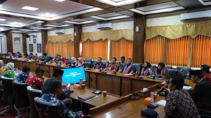 Sekretaris Daerah Kabupaten Klaten, Jajang Prihono saat visitasi monev Keterbukaan Informasi Publik (KIP) 2023 oleh Komisi Informasi Provinsi Jawa Tengah di Ruang Rapat B2 Setda Klaten, Selasa (24/10/2023).