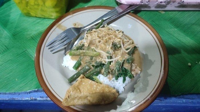KULINER SRAGEN - Pelanggan menikmati nasi tumpang makanan khas di Sragen pada Februari 2025 lalu. Berikut rekomendasi wisata kuliner di Sragen yang legendaris. (Tribun Jateng/Khoirul Muzakki)