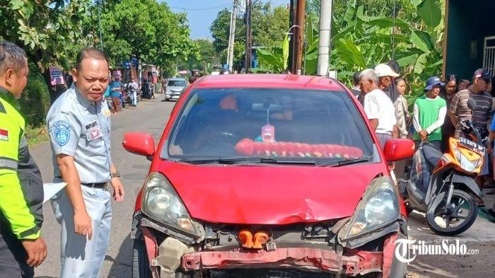 OLAH TKP : Satlantas Polres Karanganyar menggelar olah TKP di Jalan Kaling - Tasikmadu, Desa Macanan, Kecamatan Kebakkramat, Kabupaten Karanganyar, Kamis (20/3/2025) pagi. Dua motor dan satu mobil terlibat kecelakaan di Jalan Kaling - Tasikmadu, Desa Macanan, Kecamatan Kebakkramat, Kabupaten Karanganyar, Kamis (20/3/2025) pagi.