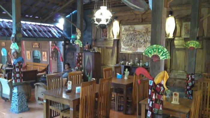 Meja makan di Omahe Whawin, Senin (16/5/2016) sore.