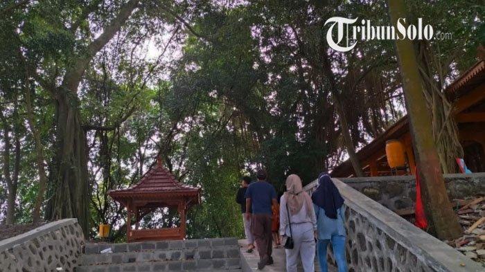 Makam Pangeran Samudro di Gunung Kemukus, Sragen.