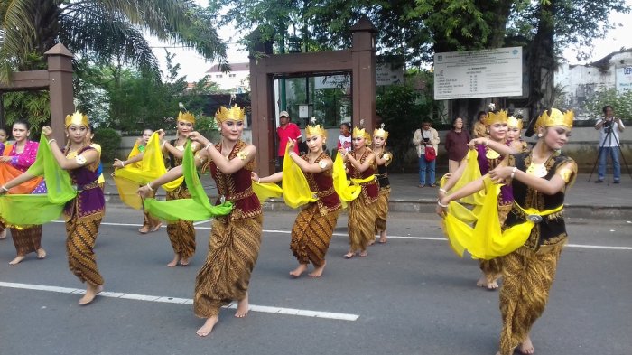 Para penari Gambyong Massal di pembukaan Solo Menari 2017, Solo, Sabtu (29/4/2017) silam. 