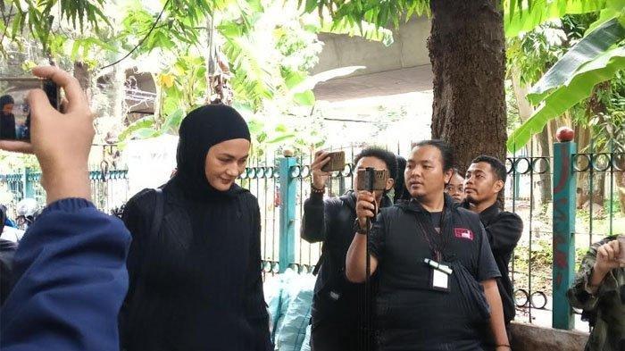 KESEDIHAN PAULA VERHOEVEN - Model yang juga istri Baim Wong, Paula Verhoeven terlihat mendatangi rumah duka Johnny Wong, mertuanya di Menteng, Jakarta Pusat, Selasa (7/1/2025). Belakangan Paula Verhoeven mengunggah video perubahan sikap kedua anaknya, hal itu membuat Baim Wong dihujat hingga balas komentar warganet. (Warta Kota/Arie Puji Waluyo)