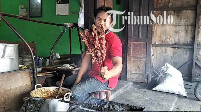 Proses pembakaran daging kambing di warung sate kambing Tali Roso Klaten