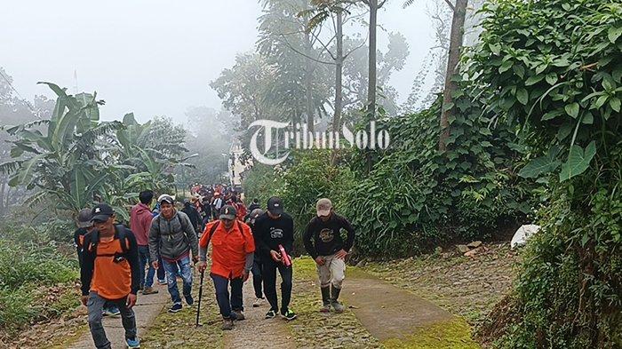CARI SURVIVOR - Tim relawan kembali diterjunkan untuk melakukan penyisiran survivor yang hilang di gunung Merbabu, Selasa (22/4/2025). Seorang pendaki yang naik dari jalur ilegal di Boyolali hilang.