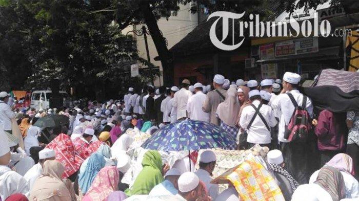 Peringatan Haul Habib Ali bin Muhammad Al-Habsyi di Masjid Riyadh, Jalan Kapten Mulyadi, Kota Solo yang dihadiri ribuan orang sebelum adanya pandemi Covid-19.