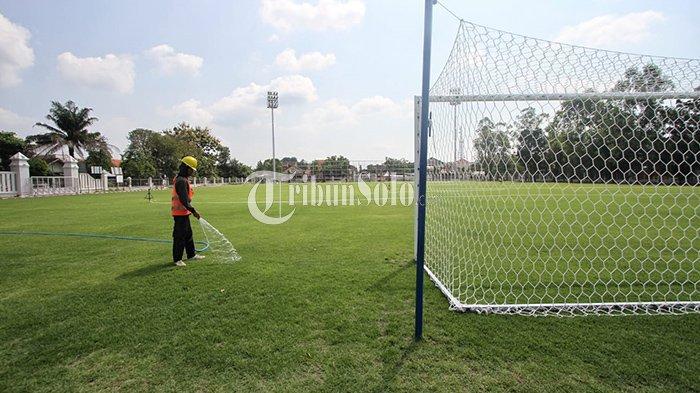 Petugas menyirami rumput Lapangan Banyuanyar Kota Solo, Selasa (27/4/2021). 
