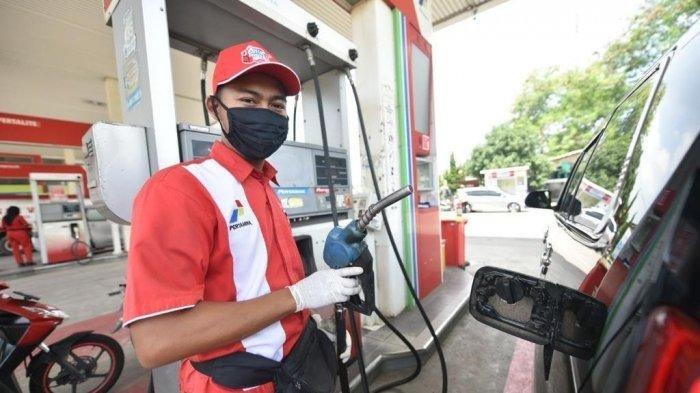 Petugas SPBU melakukan pengisian bahan bakar minyak jenis Pertamax.