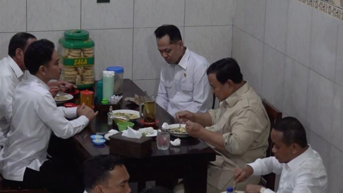 MAKAN MALAM BERSAMA - Presiden RI Prabowo Subianto makan malam bersama Presiden ke-7 RI Joko Widodo (Jokowi) di Bakmi Jowo Bu Citro 1 Solo, Jawa Tengah, Minggu (21/7/2025). Sebelumnya, Prabowo juga menyempatkan diri bertamu ke rumah Jokowi di Solo. (Tim Media Prabowo Subianto)