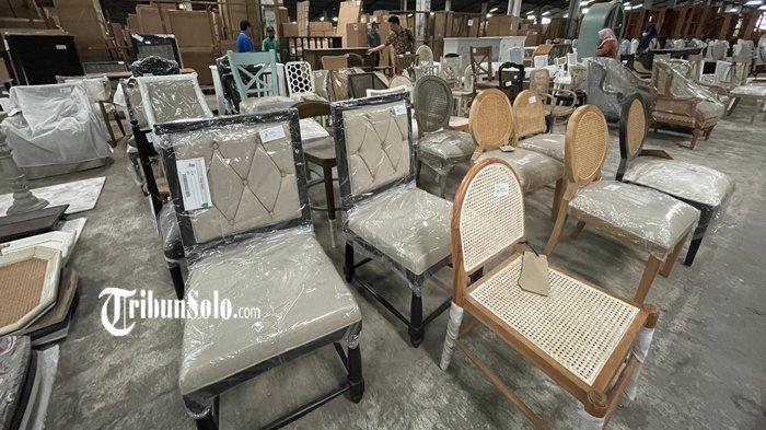 FURNITUR BERKUALITAS SUKOHARJO - Pengunjung melihat-lihat produk 
PT Index Sukoharjo, di Telukan, Grogol, Kabupaten Sukoharjo pada Jumat (21/2/2025). PT Index Sukoharjo menggelar promo cuci gudang untuk sejumlah produknya. (TRIBUNSOLO.COM/ANANG MA'RUF)