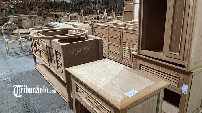 FURNITUR BERKUALITAS SUKOHARJO - Pengunjung melihat-lihat produk 
PT Index Sukoharjo, di Telukan, Grogol, Kabupaten Sukoharjo pada Jumat (21/2/2025). PT Index Sukoharjo menggelar promo cuci gudang untuk sejumlah produknya. (TRIBUNSOLO.COM/ANANG MA'RUF)