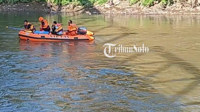 WANITA TERJUN - Sejumlah petugas Search and Rescue (SAR) melakukan proses pencarian di bawah Jembatan Jurug, Solo, Selasa (1/7/2025). Hal ini setelah seorang wanita terjun dari Jembatan Jurug, Solo. Wanita ini tetap terjun meski sempat diteriaki oleh salah satu saksi mata seorang driver ojek online.