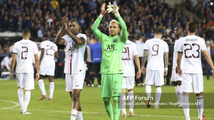 Presnel Kimpembe dan Keylor Navas bertepuk tangan ke suporter setelah laga Liga Champions Club Brugge KV vs Paris Saint-Germain (PSG), 15 September 2021 di Jan Breydel Stadion. (Jean Catuffe/DPPI/LiveMedia/NurPhoto/AFP).