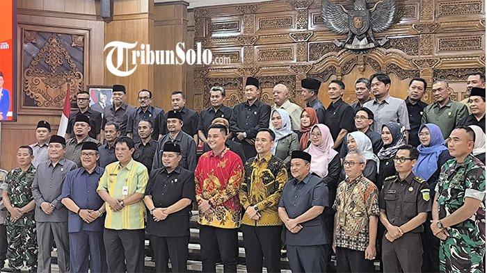 RAPAT PARIPURNA. Potret penyelenggaraan rapat paripurna penetapan calon bupati dan calon wakil bupati terpilih Pilkada 2024 di ruang rapat paripurna DPRD Klaten, Kamis (6/2/2025). Tribun Solo / Ibnu Tamtomo.